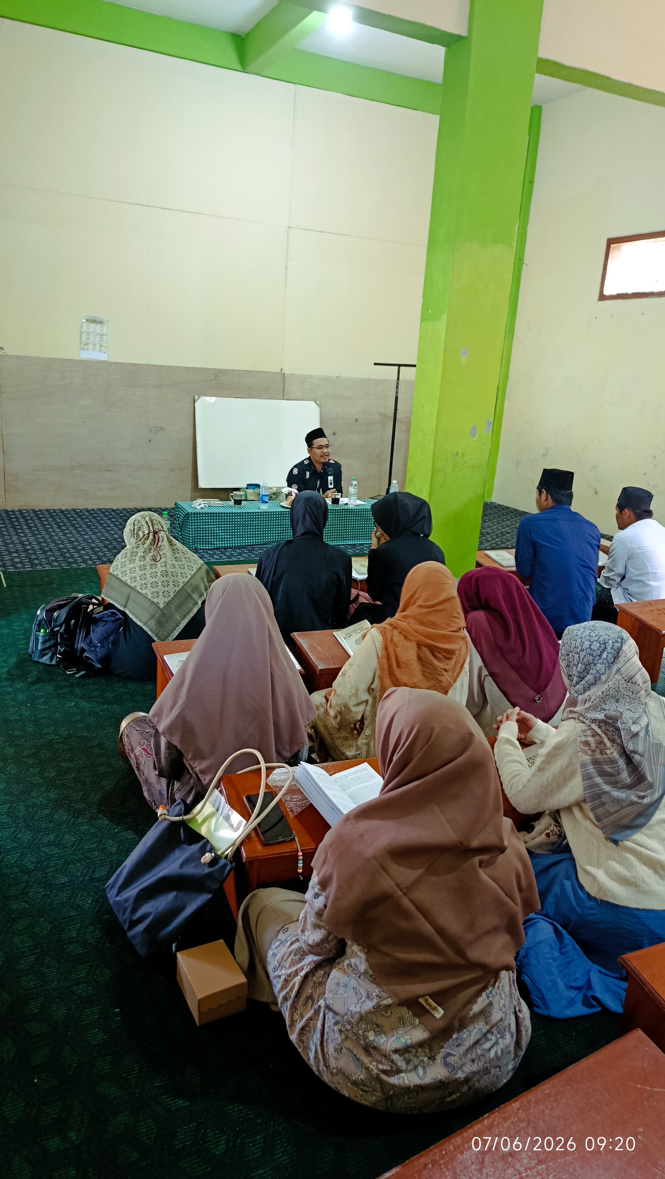 Gambar artikel 📖 35 Pengajar Al-Qur'an Ikuti Upgrading & Bedah Kitab Tajwid di Masjid Besar Al-Falah Tirtoyudo